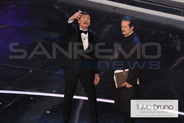 Festival Sanremo: scenografia 'spaziale' e coreografia sulla conquista della luna. Poi le canzoni