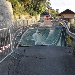 La frana in strada privata Valloni, a sinistra il camminamento che sarà messo in sicurezza La frana in strada privata Valloni, a sinistra il camminamento che sarà messo in sicurezza