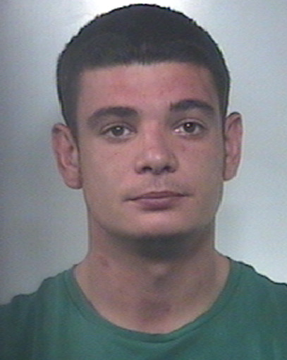 Ventimiglia: tampona un giovane e lo picchia, fugge rubando il cellulare e si scaglia contro altri due