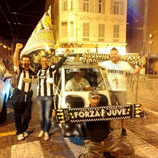 Sanremo: pochi ma.. buoni, alcuni tifosi della Juve non hanno voluto mancare i festeggiamenti per la 'decima' Sanremo: pochi ma.. buoni, alcuni tifosi della Juve non hanno voluto mancare i festeggiamenti per la 'decima'