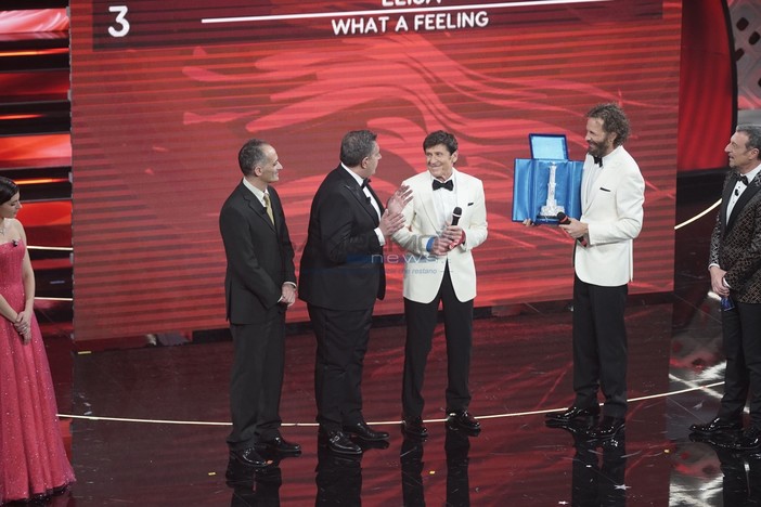 La premiazione sul palco dell'Ariston