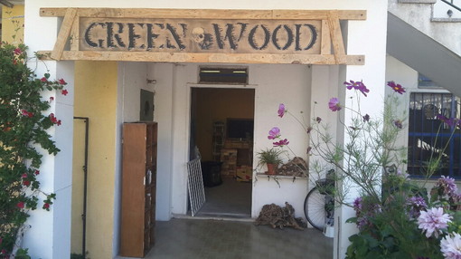 Il falegname artista che dà nuova vita ai vecchi pezzi di legno: a Finalborgo il laboratorio "Green Wood"