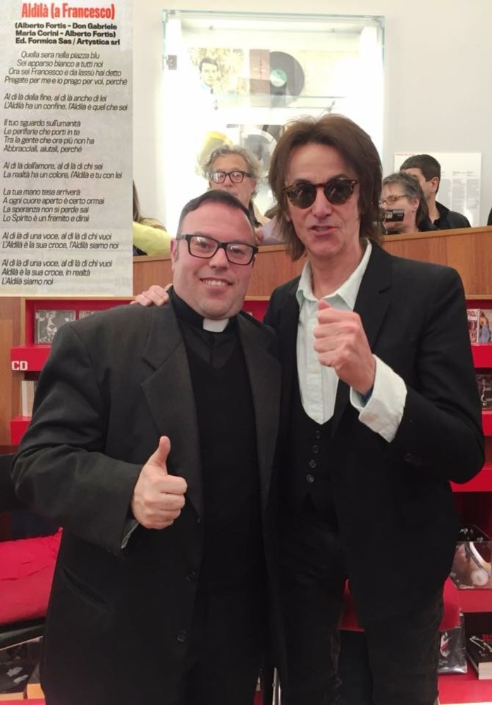 Diano Marina: il cantante Alberto Fortis insieme a don Gabriele Maria Corini realizza una canzone per il Papa Diano Marina: il cantante Alberto Fortis insieme a don Gabriele Maria Corini realizza una canzone per il Papa
