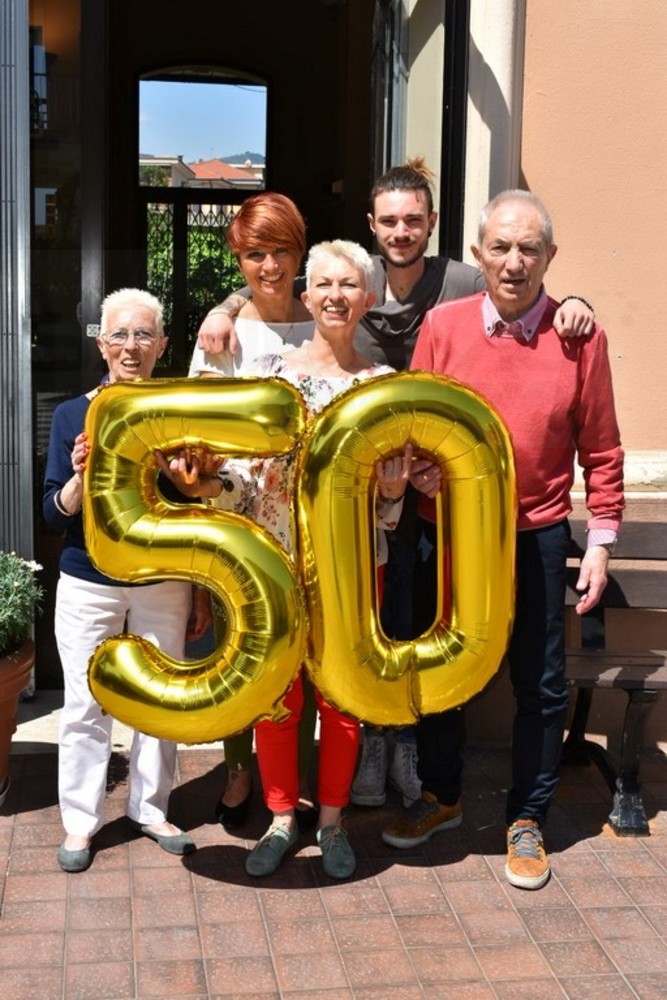 Diano Marina: grande festa ieri nei locali della vecchia stazione per i 50 anni di attività dell'edicola (Foto)