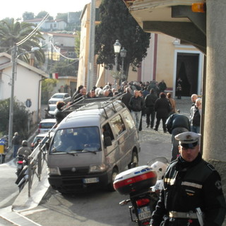 Duplice omicidio a Borghetto di Bordighera: oltre 400 persone ai funerali di Santino Putrino Duplice omicidio a Borghetto di Bordighera: oltre 400 persone ai funerali di Santino Putrino