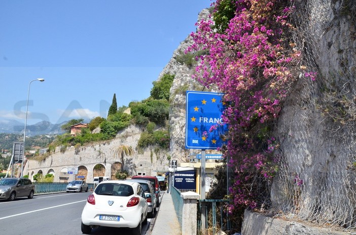 Ventimiglia: ancora bloccati sulle rocce di Ponte San Luigi i due migranti, arriverà l'elicottero per salvarli Ventimiglia: ancora bloccati sulle rocce di Ponte San Luigi i due migranti, arriverà l'elicottero per salvarli
