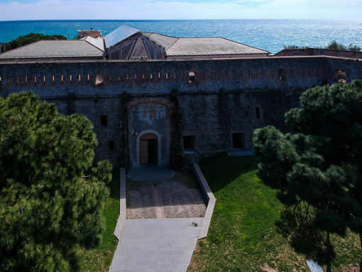 Forte di Santa Tecla, giovedì 20 agosto “Protocollo Pavla”: musica elettronica, voce e immagini nella mostra “Ruins” Forte di Santa Tecla, giovedì 20 agosto “Protocollo Pavla”: musica elettronica, voce e immagini nella mostra “Ruins”