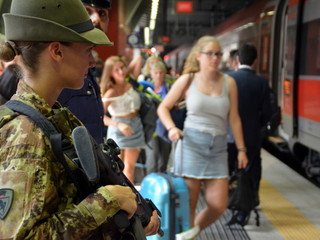 Militari in servizio di pattugliamento presso Stazione ferroviaria di Porta Susa (TO) Militari in servizio di pattugliamento presso Stazione ferroviaria di Porta Susa (TO)
