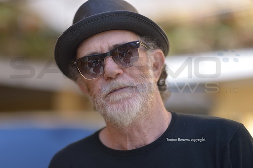 Sanremo: dopo il concerto di ieri sera, ecco Francesco De Gregori in giro per la città