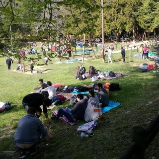 San Romolo tra degrado e inciviltà dopo Ferragosto, una lettrice: “Tavoli sporchi e fuochi a terra, abbiamo dovuto ripulire noi”