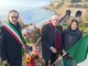 Bordighera celebra il Giorno della Memoria, mazzo di fiori alla targa di Baia Bagnabraghe (Foto e video)