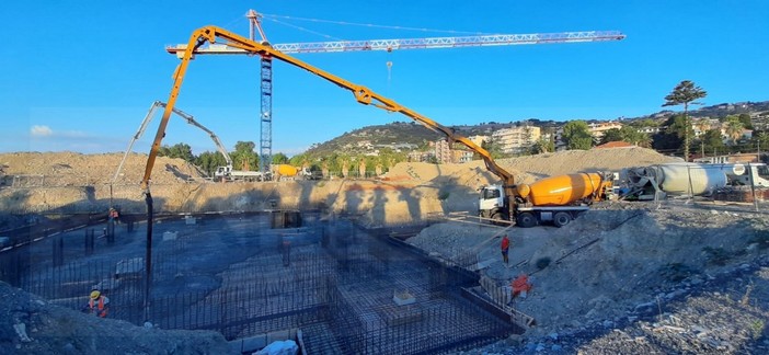 Sanremo: terminata a tempo di record la gettata di cemento per il Palazzetto a Pian di Poma Sanremo: terminata a tempo di record la gettata di cemento per il Palazzetto a Pian di Poma