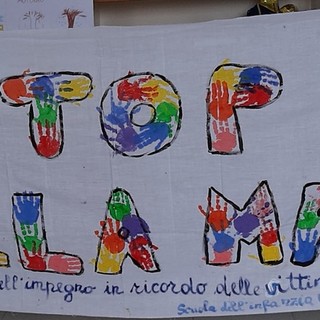 Lo striscione esposto a Villa Palmizi