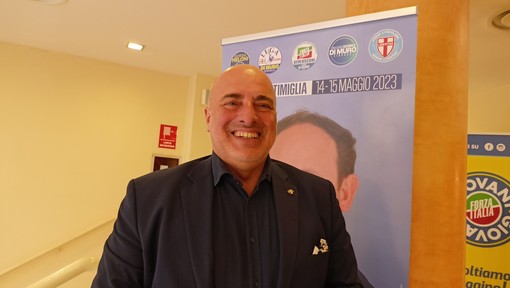 Fratelli d’Italia spiega le modalità di voto distribuendo i facsimile di scheda per le elezioni politiche che vedono candidato l’Assessore Gianni Berrino