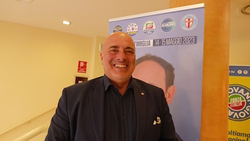 Fratelli d’Italia spiega le modalità di voto distribuendo i facsimile di scheda per le elezioni politiche che vedono candidato l’Assessore Gianni Berrino Fratelli d’Italia spiega le modalità di voto distribuendo i facsimile di scheda per le elezioni politiche che vedono candidato l’Assessore Gianni Berrino
