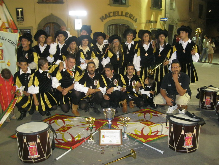 Ventimiglia: il Gruppo Sbandieratori e Musici in Umbria per il Campionato Italiano della Lega Italiana Sbandieratori Ventimiglia: il Gruppo Sbandieratori e Musici in Umbria per il Campionato Italiano della Lega Italiana Sbandieratori