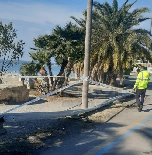 Sanremo: guard-rail divelto da un bus in piazzale Dapporto, la Municipale isola l'area (Foto)