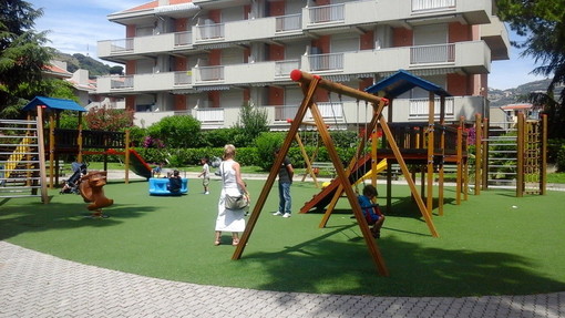 Riva Ligure: ordinanza del Sindaco Giorgio Giuffra, no al fumo passivo nei parchi giochi comunali Riva Ligure: ordinanza del Sindaco Giorgio Giuffra, no al fumo passivo nei parchi giochi comunali