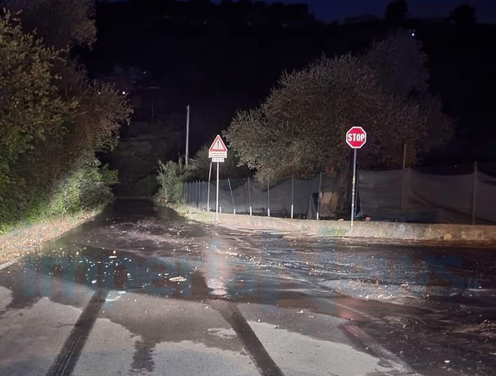 Imperia: nuova rottura di una tubazione nella zona di Montegrazie, altra perdita in strada Ciappa (Foto) Imperia: nuova rottura di una tubazione nella zona di Montegrazie, altra perdita in strada Ciappa (Foto)