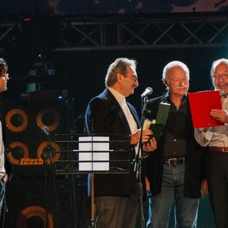 Nella foto la consegna del Premio Tenco a Gian Franco Reverberi