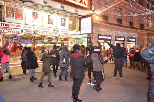 Sanremo: il Gospel nel pieno centro della città, lo spettacolo in via Matteotti ed al mercatino (Foto e Video) Sanremo: il Gospel nel pieno centro della città, lo spettacolo in via Matteotti ed al mercatino (Foto e Video)