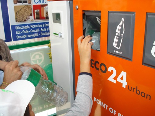 Ad Arma di Taggia e Sanremo tra il 9 ed 12 giugno saranno attivati 4 eco-point per la raccolta di bottiglie di plastica e lattine di alluminio Ad Arma di Taggia e Sanremo tra il 9 ed 12 giugno saranno attivati 4 eco-point per la raccolta di bottiglie di plastica e lattine di alluminio