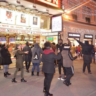 Sanremo: il Gospel nel pieno centro della città, lo spettacolo in via Matteotti ed al mercatino (Foto e Video) Sanremo: il Gospel nel pieno centro della città, lo spettacolo in via Matteotti ed al mercatino (Foto e Video)
