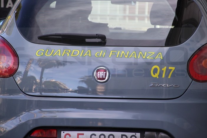 Ventimiglia: la Guardia di Finanza sequestra 250 articoli tra indumenti, calzature e bigiotteria Ventimiglia: la Guardia di Finanza sequestra 250 articoli tra indumenti, calzature e bigiotteria