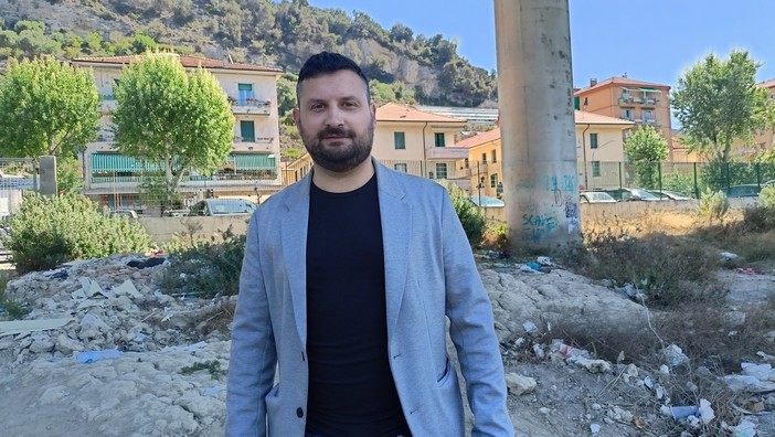 Gabriele Sismondini, civico appoggiato dal centrosinistra, ironico con Rixi: "Grati che si ricordi di Ventimiglia" Gabriele Sismondini, civico appoggiato dal centrosinistra, ironico con Rixi: "Grati che si ricordi di Ventimiglia"