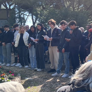 Anche gli alunni degli istituti Rim e Osa di Bordighera alle celebrazioni del 25 aprile Anche gli alunni degli istituti Rim e Osa di Bordighera alle celebrazioni del 25 aprile