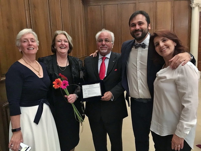 Il fisioterapista ventimigliese Cosimo Bruno premiato a Dublino dal presidente mondiale della World Confederation for Physical Theraphy