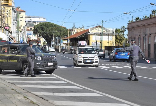 Operazione ‘Mecenate’ della Gdf contro il ‘caporalato’: sequestrati beni per 2,2 milioni a un imprenditore di Arma di Taggia (Foto e Video) Operazione ‘Mecenate’ della Gdf contro il ‘caporalato’: sequestrati beni per 2,2 milioni a un imprenditore di Arma di Taggia (Foto e Video)