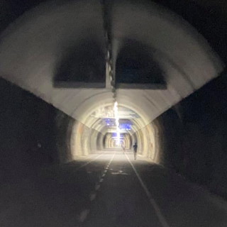 Galleria della ciclabile buia nel tratto sanremese mentre quello di Ospedaletti è perfettamente illuminato (Foto)