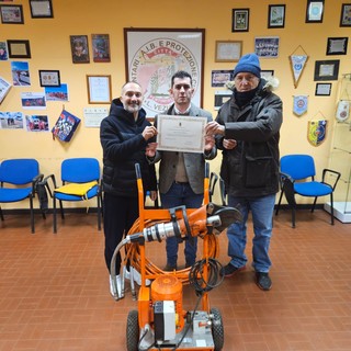 Ventimiglia, gesto solidale: cittadino dona una cesoia idraulica alla Protezione civile Ventimiglia, gesto solidale: cittadino dona una cesoia idraulica alla Protezione civile