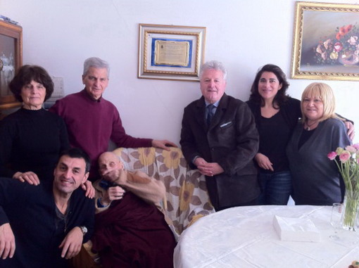 Giovanni Ligato al centro con la famiglia e l'ex Sindaco di Ventimiglia Scullino