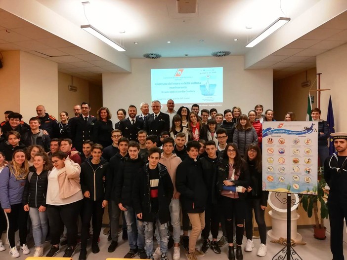 Con la Guardia Costiera oggi ad Imperia si è celebrata con gli studenti la 'Giornata del Mare' (Foto)