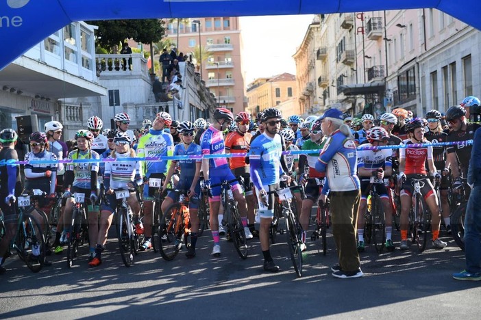 Sanremo: grande spettacolo per la partenza della 'Granfondo' questa mattina davanti al Casinò (Foto e Video)