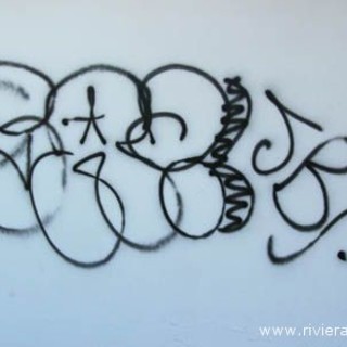 Imperia: graffitari in azione nella notte, nuovamente deturpato il patrimonio pubblico. La condanna di Casano (FdI-An)