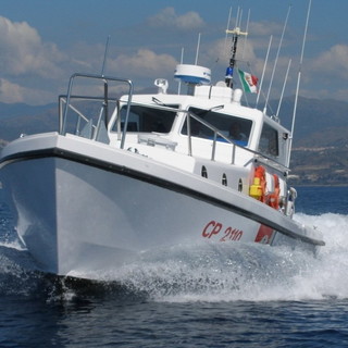 La Guardia Costiera di Imperia ha soccorso stanotte una imbarcazione a largo di Riva Ligure