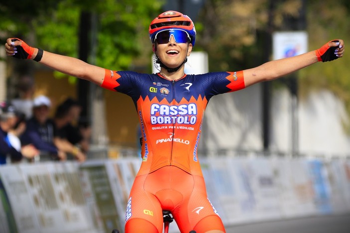 Giro delle Marche in Rosa, fuga vincente e trionfo in solitaria per la vallecrosina Irma Siri (Foto) Giro delle Marche in Rosa, fuga vincente e trionfo in solitaria per la vallecrosina Irma Siri (Foto)