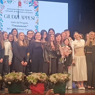 Ventimiglia, "Giudizi appesi" va in scena al teatro comunale: un successo lo spettacolo dei liceali delle Scienze Umane (Foto)