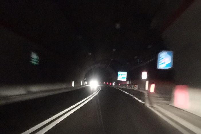 Sanremo: galleria 'Villetta' sull'Aurelia Bis al buio da diversi giorni, le proteste degli automobilisti