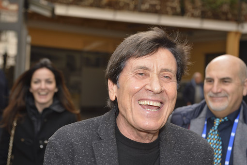 Festival: fans in delirio per Gianni Morandi, il cantante accerchiato da una folla di ammiratori (FOTO) Festival: fans in delirio per Gianni Morandi, il cantante accerchiato da una folla di ammiratori (FOTO)
