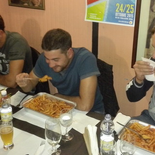 Imperia: in attesa dei giochi in piscina grande successo anche stasera per la gara di... pastasciutta Imperia: in attesa dei giochi in piscina grande successo anche stasera per la gara di... pastasciutta