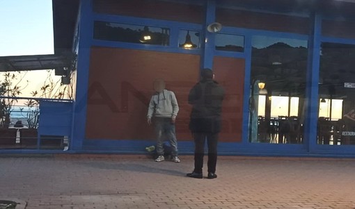 Ventimiglia: giovane ubriaco dà in escandescenze sul lungomare e minaccia di tirare una pietra, fermato (Video)