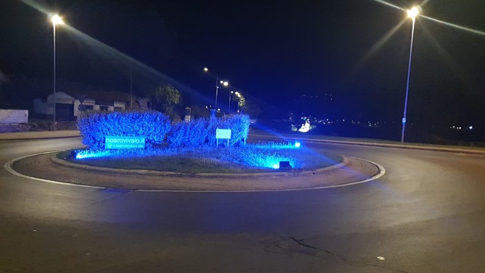Giornata internazionale della dislessia, Camporosso illumina di turchese la rotonda del Ponte dell’Amicizia (Foto)