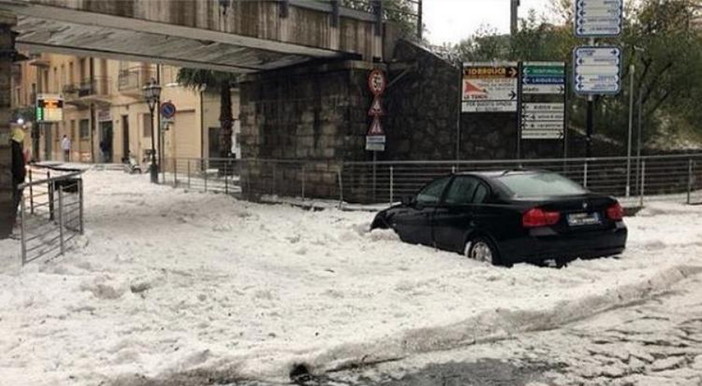 L'imperiese sotto una serie di temporali e precipitazioni: guardate che grandinata ad Alassio (Foto e Video) L'imperiese sotto una serie di temporali e precipitazioni: guardate che grandinata ad Alassio (Foto e Video)