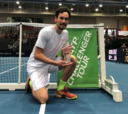 Gianluca Mager festeggia il trionfo al Challenger di Koblenz, in Germania, ad inizio 2019