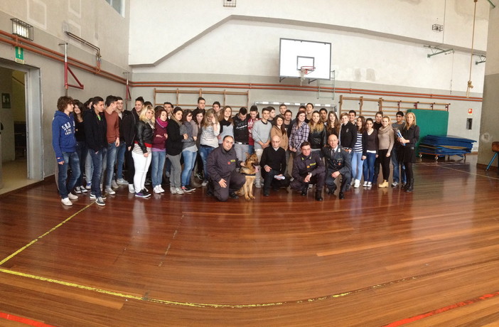 Imperia: a scuola di Legalità, l'Istituto Ruffini incontra la Guardia di Finanza Imperia: a scuola di Legalità, l'Istituto Ruffini incontra la Guardia di Finanza