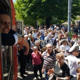 Giovanni Toti sul trenino di Casella